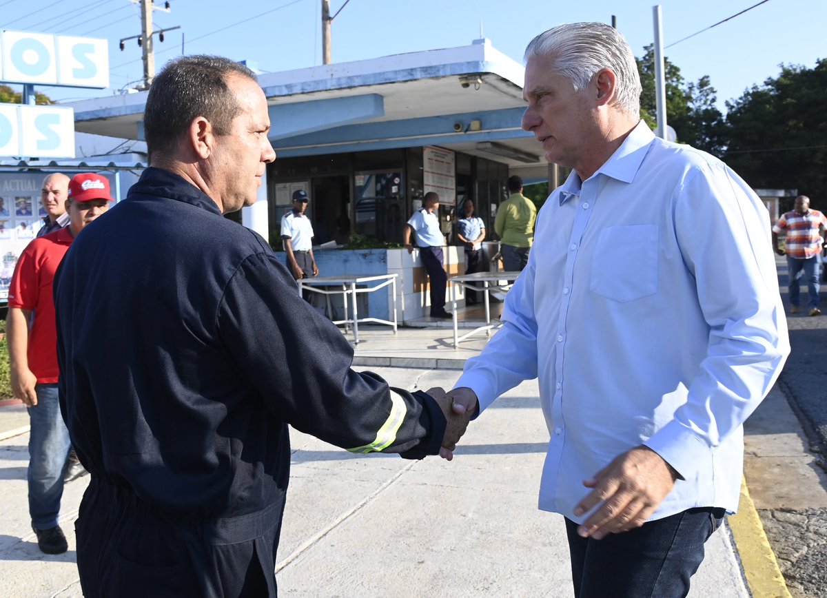 DiazCanelB's tweet photo. Visitamos la CTE Carlos Manuel de Céspedes de Cienfuegos, que en estos momentos da mantenimiento a su Unidad 4. Confiamos en la capacidad de su colectivo, que ha enfrentado adversidades y las ha superado. Es heroico lo que están haciendo los trabajadores del sector eléctrico. https://t.co/0vG85gLfEV