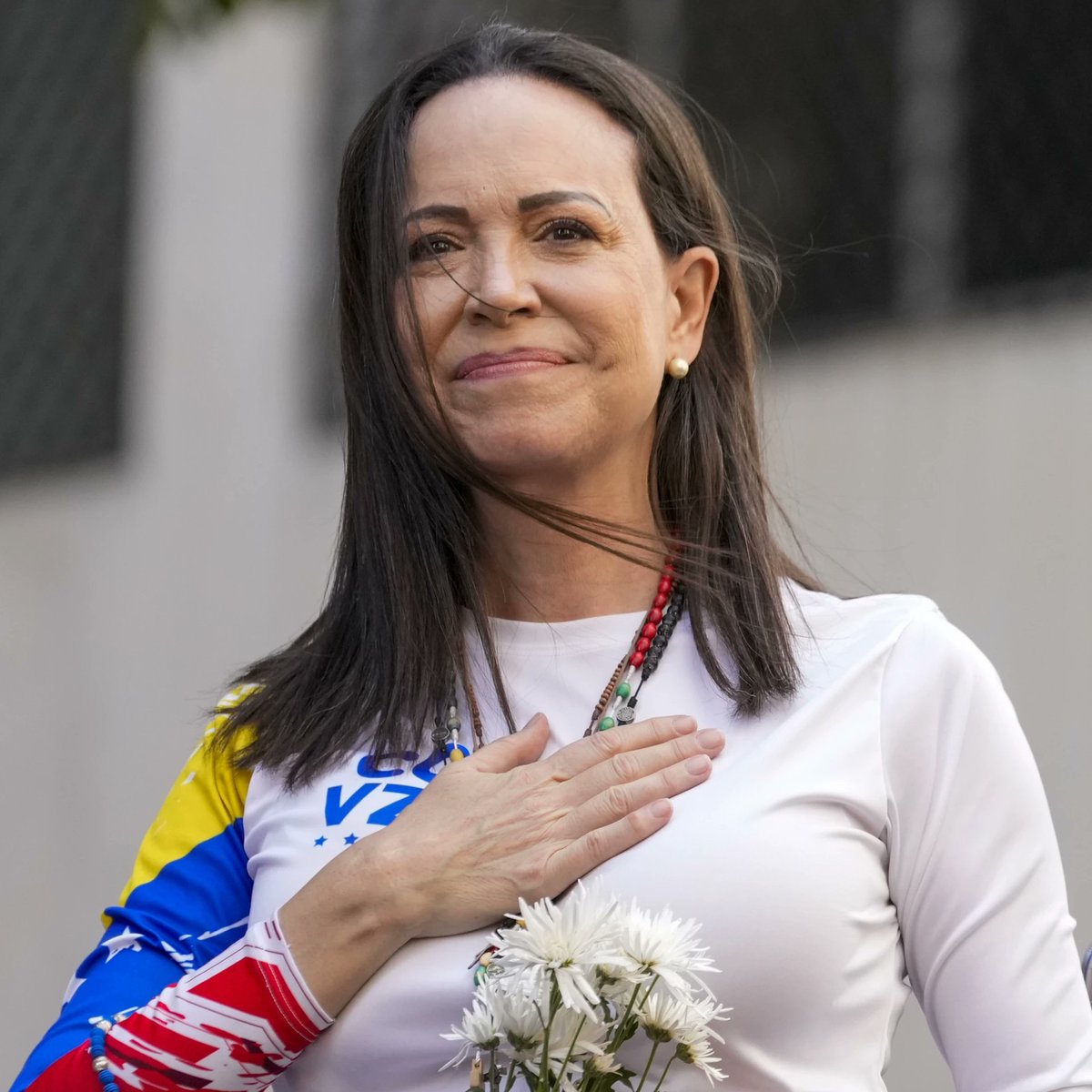 UHN_Plus's tweet photo. 🇻🇪🇺🇸 | “Estamos OPERANDO y AVANZANDO”: Así respondió María Corina Machado al mensaje del secretario de Estado Marco Rubio, tras su reunión en Washington con los opositores venezolanos que estuvieron más de un año refugiados en la Embajada de Argentina en Caracas. 

La líder opositora agradeció públicamente a Rubio y al presidente Donald Trump por su respaldo firme a la causa democrática de Venezuela, calificando la operación como “épica e impecable” y subrayando que reveló “la profunda vulnerabilidad del régimen de Maduro”.

Machado reafirmó que la transición está en marcha y que el pueblo venezolano, a pesar de la represión y el empobrecimiento sistemático, sigue en pie con coraje y dignidad. “No estamos solos ni esperando”, escribió, al tiempo que advirtió que Venezuela es hoy el epicentro de una lucha global entre libertad y tiranía. 

Su mensaje concluyó con una promesa a quienes aún permanecen presos por el régimen: “¡VAMOS A GANAR!”.