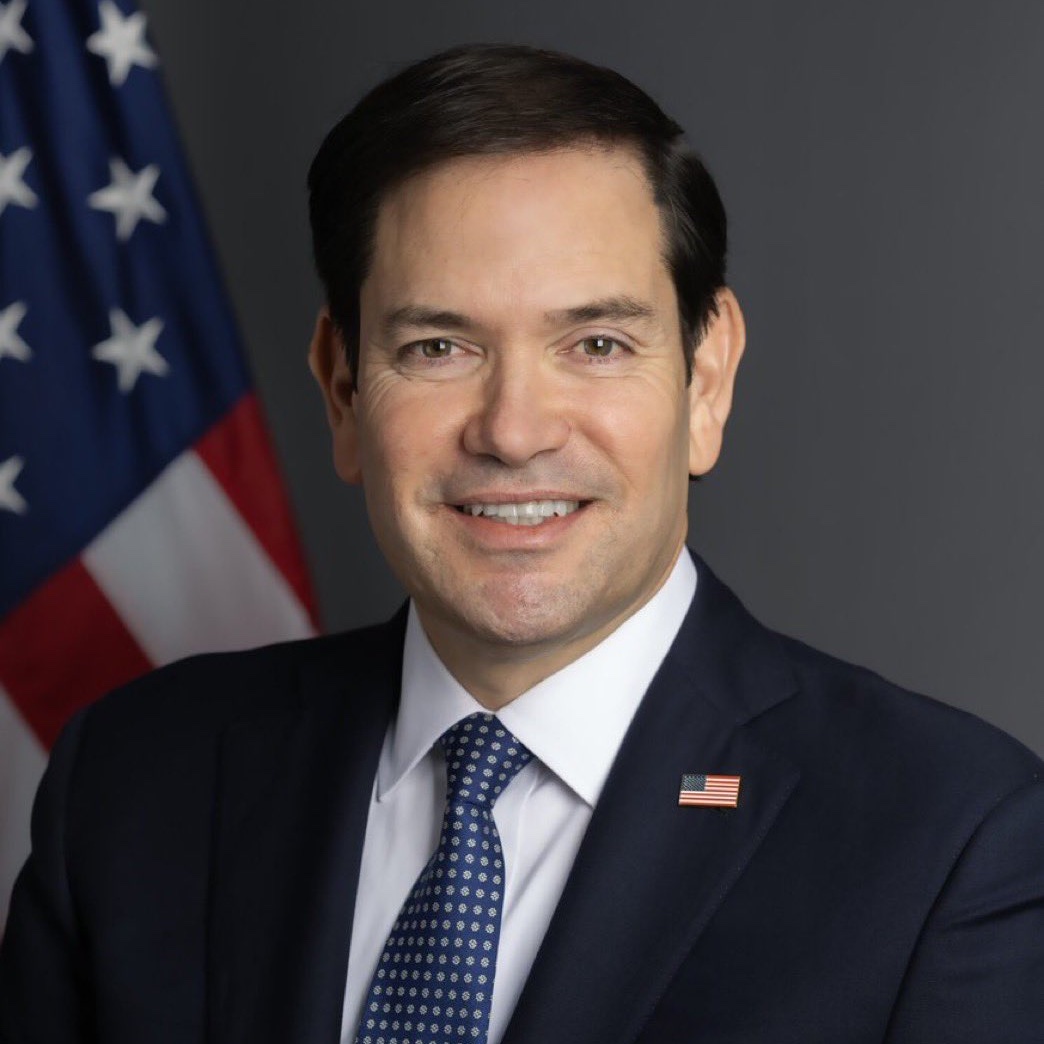 UHN_Plus's tweet photo. 🇻🇪🇺🇸 | “Estamos OPERANDO y AVANZANDO”: Así respondió María Corina Machado al mensaje del secretario de Estado Marco Rubio, tras su reunión en Washington con los opositores venezolanos que estuvieron más de un año refugiados en la Embajada de Argentina en Caracas. 

La líder opositora agradeció públicamente a Rubio y al presidente Donald Trump por su respaldo firme a la causa democrática de Venezuela, calificando la operación como “épica e impecable” y subrayando que reveló “la profunda vulnerabilidad del régimen de Maduro”.

Machado reafirmó que la transición está en marcha y que el pueblo venezolano, a pesar de la represión y el empobrecimiento sistemático, sigue en pie con coraje y dignidad. “No estamos solos ni esperando”, escribió, al tiempo que advirtió que Venezuela es hoy el epicentro de una lucha global entre libertad y tiranía. 

Su mensaje concluyó con una promesa a quienes aún permanecen presos por el régimen: “¡VAMOS A GANAR!”.