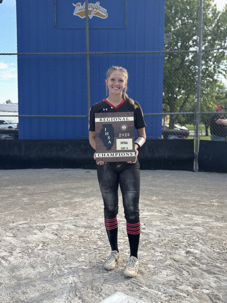 AnabelEilerman's tweet photo. Made a diving catch at first base in the regional championship today!! Big win over Pawnee 7-1 🏆. Sectionals are Tuesday!! https://t.co/fyb1o6baF6