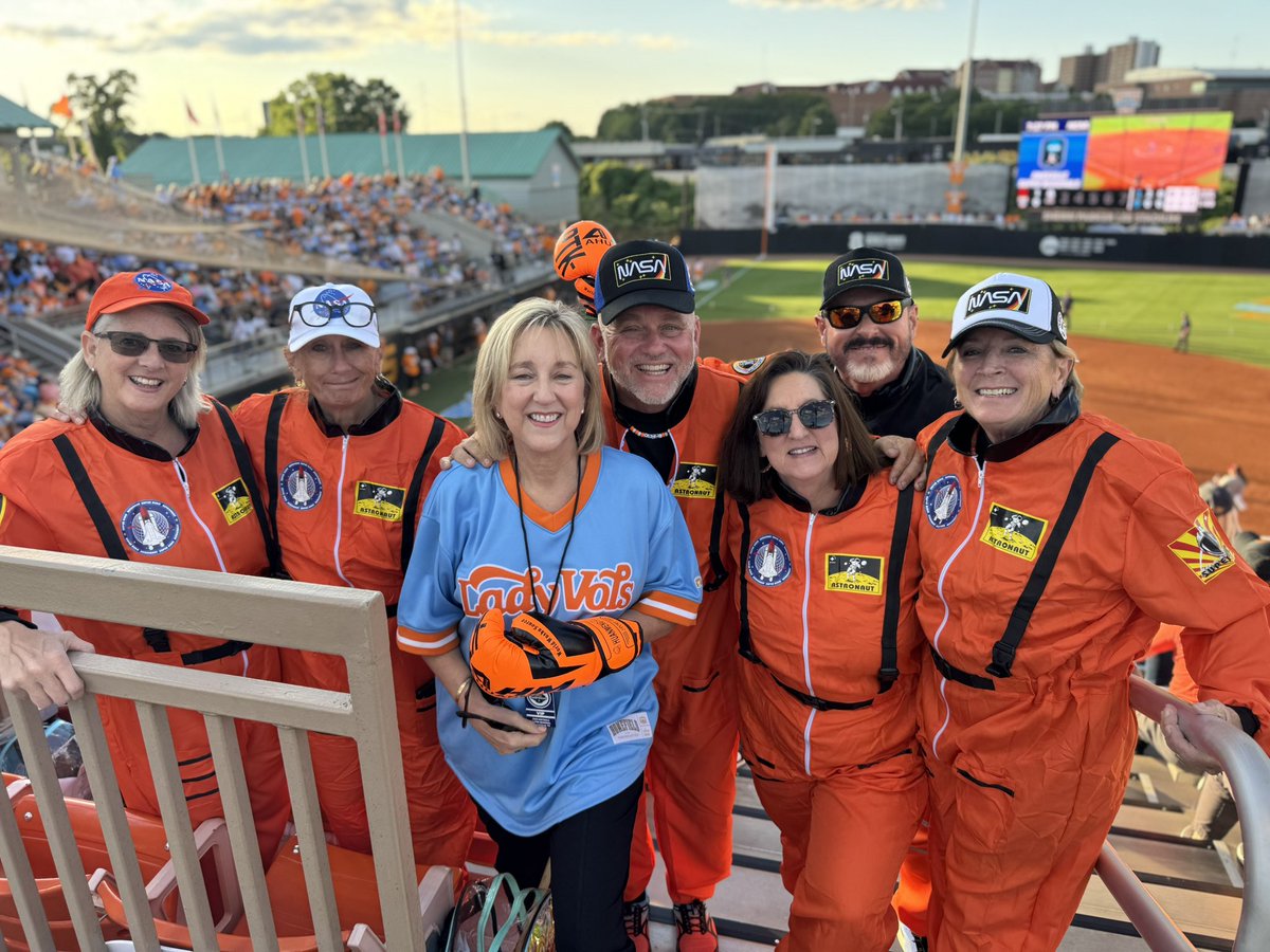 Donde Plowman (@dondeplowman) on Twitter photo Our fans are out of this world and Iโm having a blast cheering on <a href="/Vol_Softball/">Tennessee Softball</a> with them tonight! Go Lady Vols!
#GBO #EverythingSchool ๐ Our fans are out of this world and Iโm having a blast cheering on <a href="/Vol_Softball/">Tennessee Softball</a> with them tonight! Go Lady Vols!
#GBO #EverythingSchool ๐
