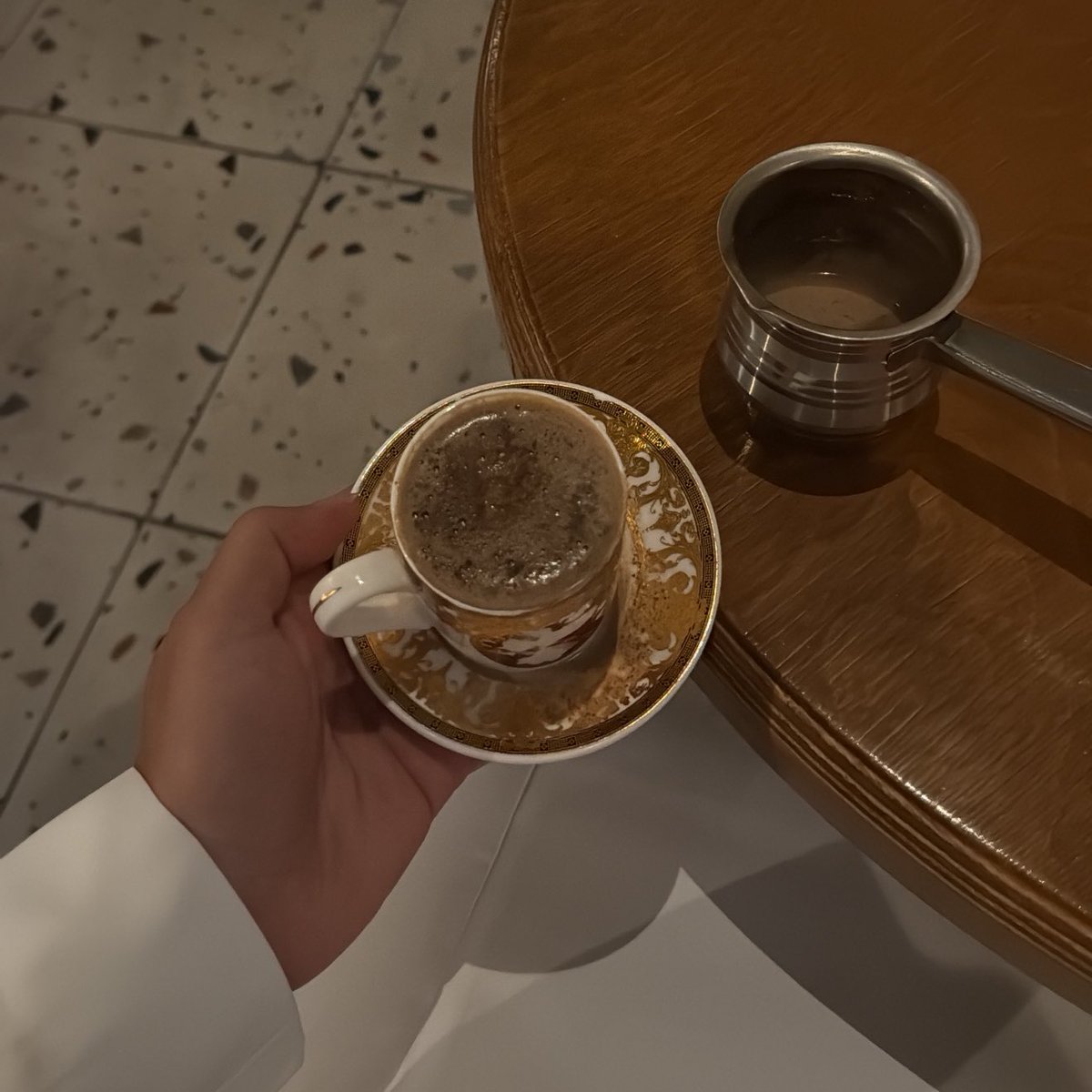 اشرب قهوتك واعتنق الصمت ولا تأخذ الناس على محمل الجد .