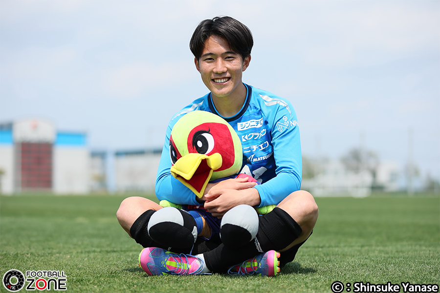 zonewebofficial's tweet photo. 18歳でA代表に選出🇯🇵
佐藤龍之介の歩んできたキャリア⚽️

🗣️「非常に難しい（キャリアの）スタートだった。シンプルに試合に出られなかったし、プロになったことに対して扱いのギャップも感じたので、フラストレーションは溜まっていた。

プロになることでお金ももらう。でも自分の何倍もの給料をもらっている選手とポジションを争わないといけない世界。

そういったところでユースからプロになると、全く違う世界だった。サッカーが大きく変わったわけではないので、自分のプレーはそんなに変わらなかったけど、プレーだけじゃない部分も当然関係してくる。

真面目にやりすぎても疲れるな、と。適切な評���をすることは大事だと思うので、自己分析したり、客観的に判断してもらったりして（道を）決めていきました」

📸：柳瀬心祐 & 徳原隆元
🎙️✍️：FOOTBALL ZONE編集部・小杉 舞

#佐藤龍之介 #fagiano #サッカー日本代表