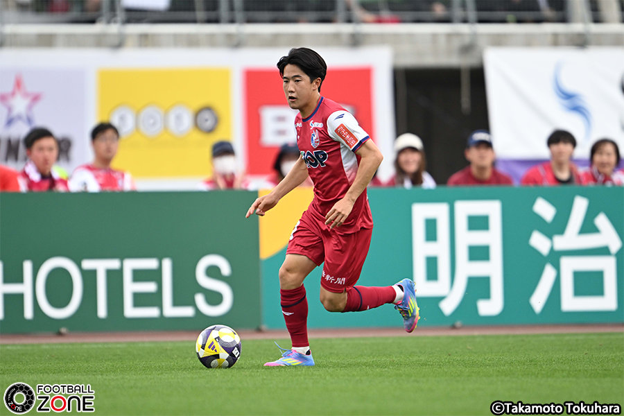 zonewebofficial's tweet photo. 18歳でA代表に選出🇯🇵
佐藤龍之介の歩んできたキャリア⚽️

🗣️「非常に難しい（キャリアの）スタートだった。シンプルに試合に出られなかったし、プロになったことに対して扱いのギャップも感じたので、フラストレーションは溜まっていた。

プロになることでお金ももらう。でも自分の何倍もの給料をもらっている選手とポジションを争わないといけない世界。

そういったところでユースからプロになると、全く違う世界だった。サッカーが大きく変わったわけではないので、自分のプレーはそんなに変わらなかったけど、プレーだけじゃない部分も当然関係してくる。

真面目にやりすぎても疲れるな、と。適切な評���をすることは大事だと思うので、自己分析したり、客観的に判断してもらったりして（道を）決めていきました」

📸：柳瀬心祐 & 徳原隆元
🎙️✍️：FOOTBALL ZONE編集部・小杉 舞

#佐藤龍之介 #fagiano #サッカー日本代表