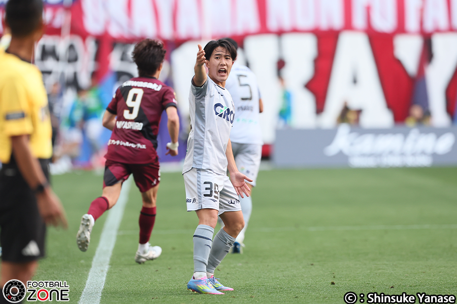 zonewebofficial's tweet photo. 18歳でA代表に選出🇯🇵
佐藤龍之介の歩んできたキャリア⚽️

🗣️「非常に難しい（キャリアの）スタートだった。シンプルに試合に出られなかったし、プロになったことに対して扱いのギャップも感じたので、フラストレーションは溜まっていた。

プロになることでお金ももらう。でも自分の何倍もの給料をもらっている選手とポジションを争わないといけない世界。

そういったところでユースからプロになると、全く違う世界だった。サッカーが大きく変わったわけではないので、自分のプレーはそんなに変わらなかったけど、プレーだけじゃない部分も当然関係してくる。

真面目にやりすぎても疲れるな、と。適切な評���をすることは大事だと思うので、自己分析したり、客観的に判断してもらったりして（道を）決めていきました」

📸：柳瀬心祐 & 徳原隆元
🎙️✍️：FOOTBALL ZONE編集部・小杉 舞

#佐藤龍之介 #fagiano #サッカー日本代表