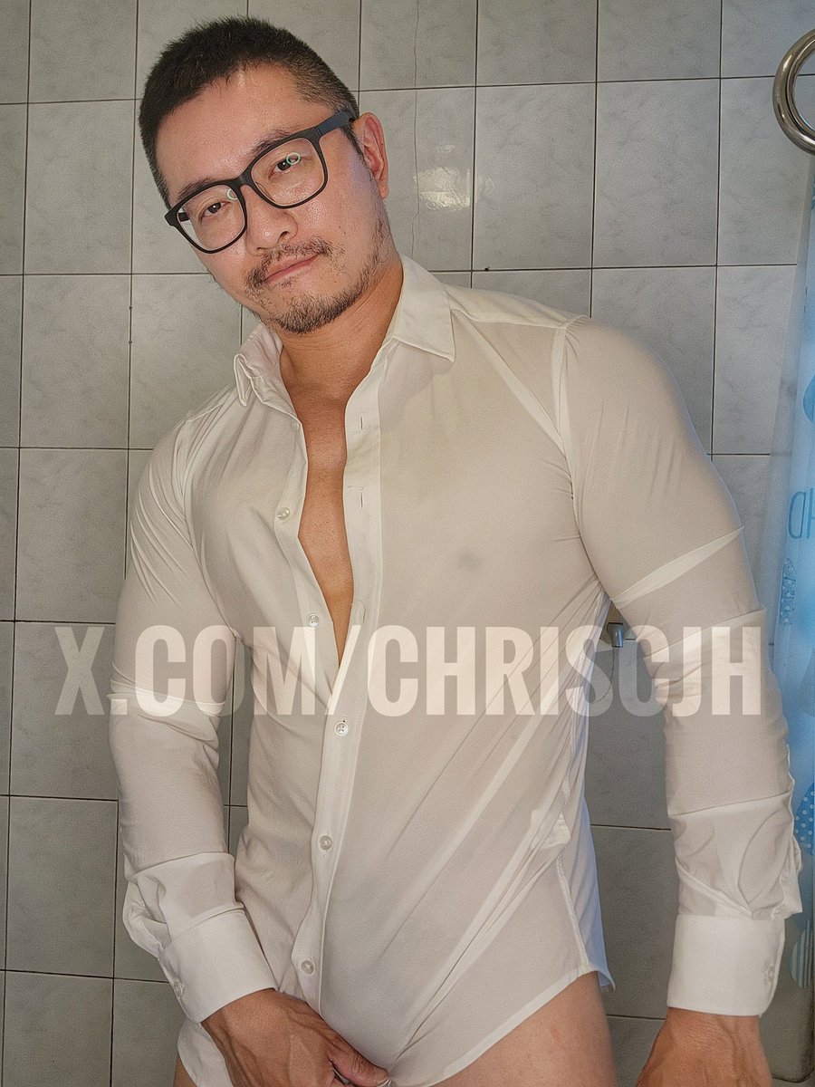 白襯衫真的容易透🥵
所以記得要穿內衣和內褲喔😛