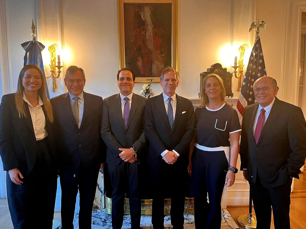ARGinUSA's tweet image. @ARGinUSA welcomed the five Venezuelans who sought refuge in our Embassy in Caracas and are now safe in the U.S.
Amb. Oxenford hosted a heartfelt reunion where they thanked President @JMilei and Minister Werthein.
A testament to Argentina’s commitment to freedom and solidarity.