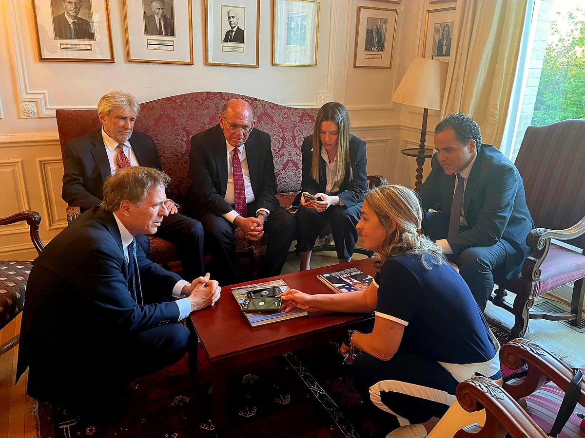 ARGinUSA's tweet image. @ARGinUSA welcomed the five Venezuelans who sought refuge in our Embassy in Caracas and are now safe in the U.S.
Amb. Oxenford hosted a heartfelt reunion where they thanked President @JMilei and Minister Werthein.
A testament to Argentina’s commitment to freedom and solidarity.