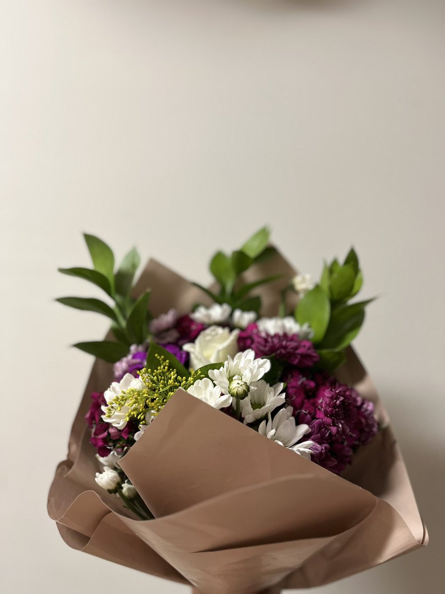 Çiçek geldi, ben şok! 😍

Ne yaptım da bu güzellikleri hak ettim bilmiyorum ama kesinlikle devam edebilirim 😎

Şaka bir yana… Bu jestinle günümü güzelleştirdin, resmen “dostluk budur” dedirttin 💐
 
İyi ki ben arkadaşım/kardeşimsin 🥰