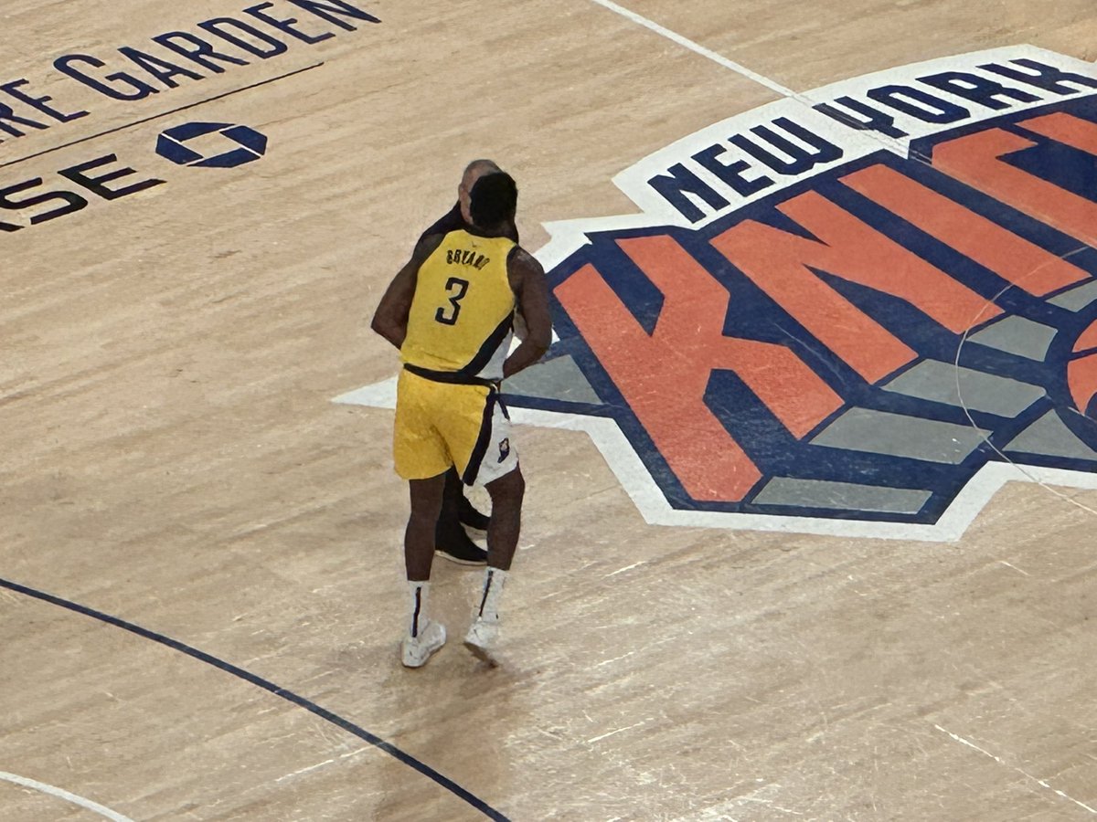 ADChernoff's tweet image. Thomas Bryant holding what looks like his right wrist, hand or a finger. Definitely some pain as we enter the timeout.
@WISHNews8