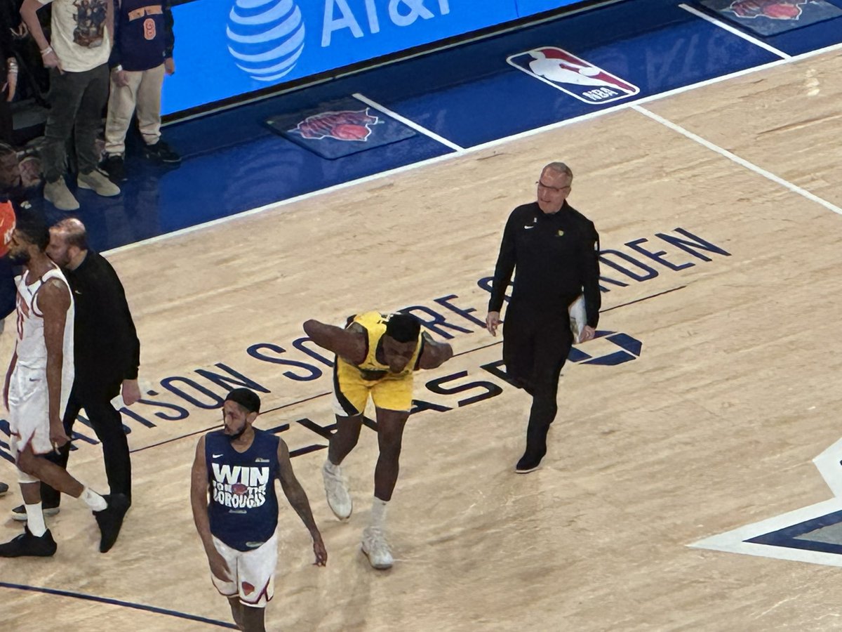 ADChernoff's tweet image. Thomas Bryant holding what looks like his right wrist, hand or a finger. Definitely some pain as we enter the timeout.
@WISHNews8