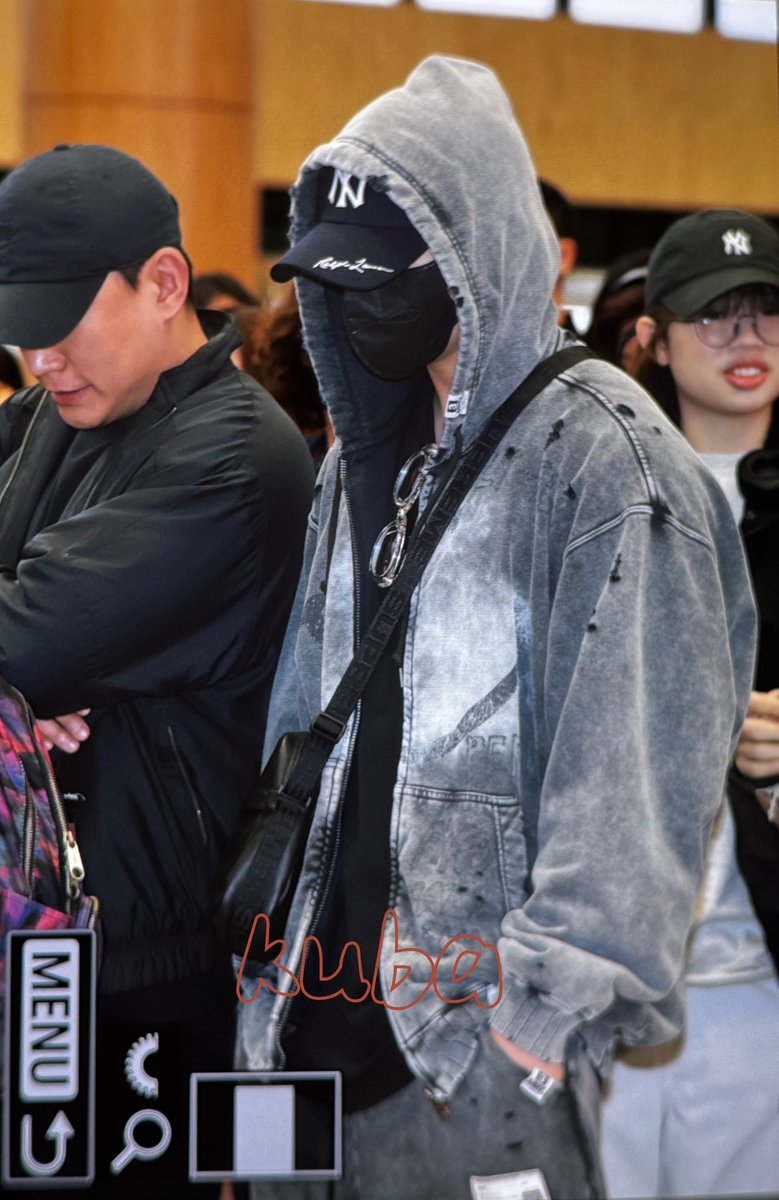 정국이 사복 느좋이야 옷에 안경 끼운것도 ㅠㅠ