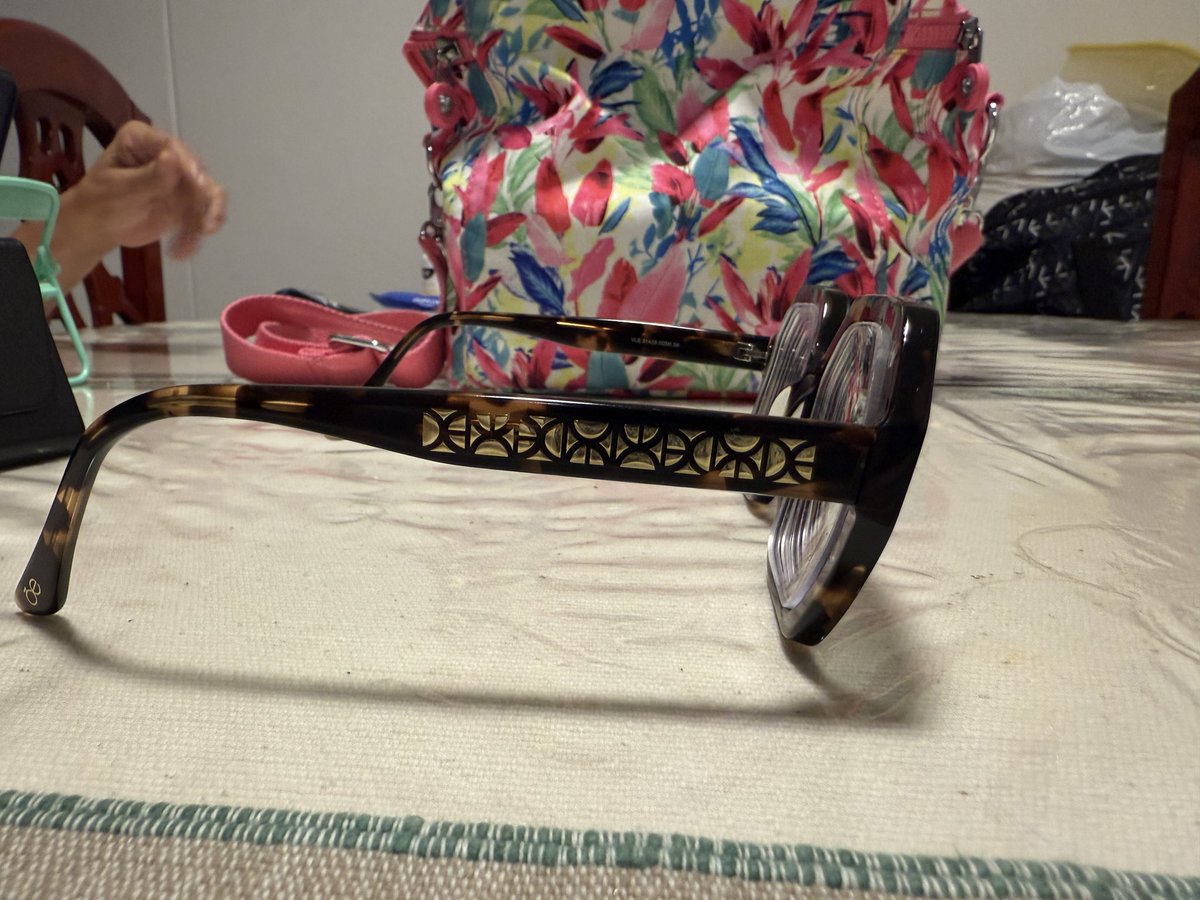 AMireyada's tweet photo. @liverpoolmexico mis lentencitos nuevos de clip están chuecos y me dijeron que eso es de origen y que de seguro los enchueque, llevo 29 años usando lentes y ya sé que es normal y sé cómo cuidarlos, anexo imágenes porque los anteriores los hice con ustedes y no están así 🥺 https://t.co/c4FCnIMeDq