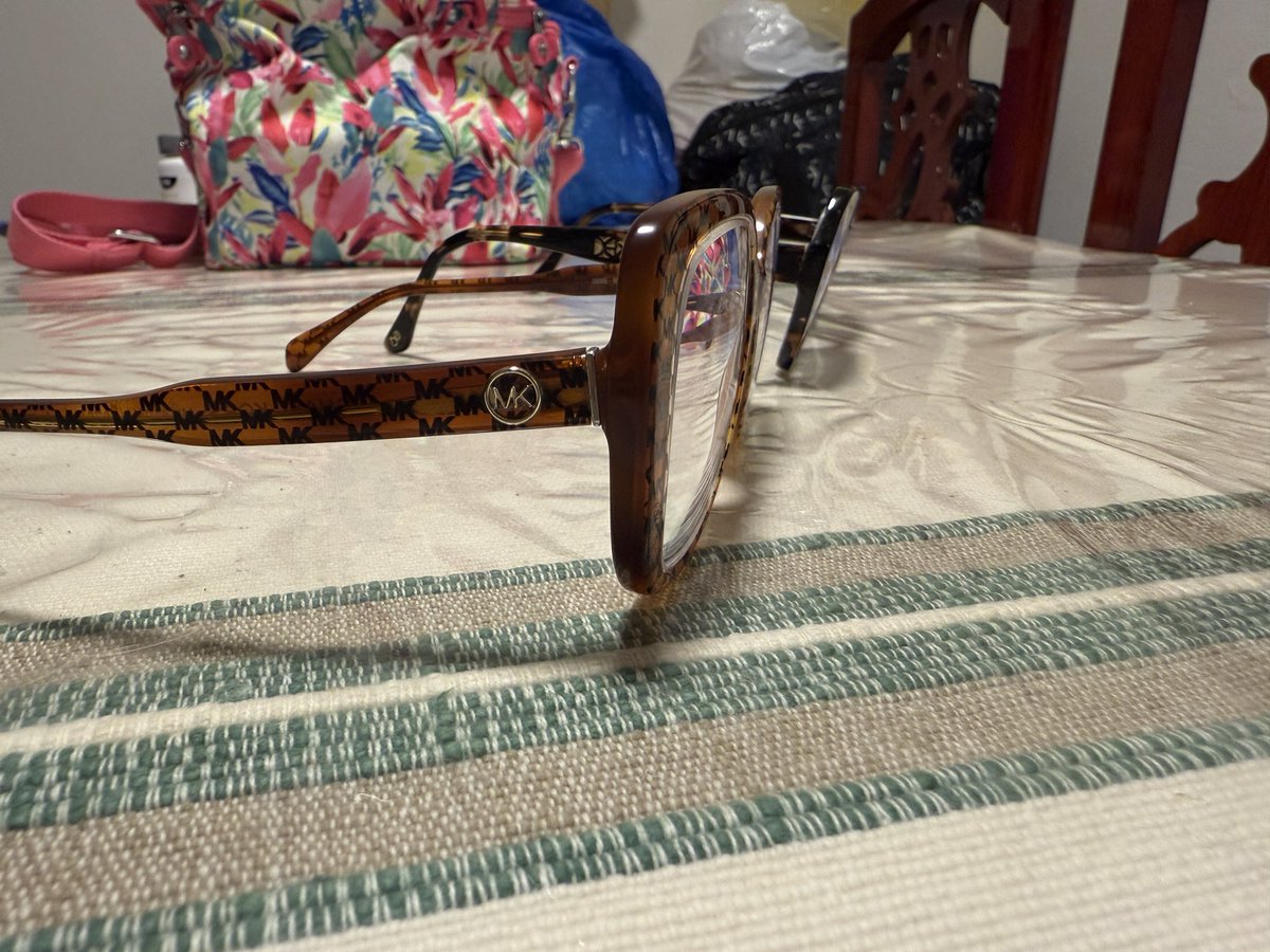 AMireyada's tweet photo. @liverpoolmexico mis lentencitos nuevos de clip están chuecos y me dijeron que eso es de origen y que de seguro los enchueque, llevo 29 años usando lentes y ya sé que es normal y sé cómo cuidarlos, anexo imágenes porque los anteriores los hice con ustedes y no están así 🥺 https://t.co/c4FCnIMeDq