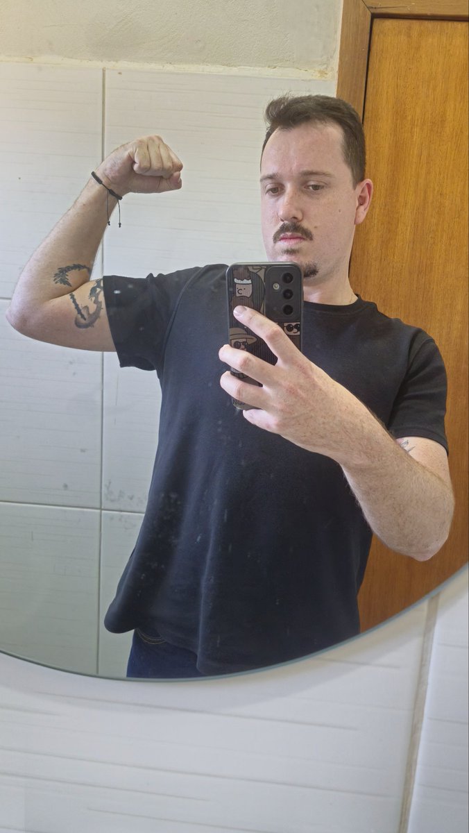BrunoVeche's tweet photo. Sempre falaram que a minha tatuagem virava um ou desenho kkk https://t.co/WnKjZmZt09