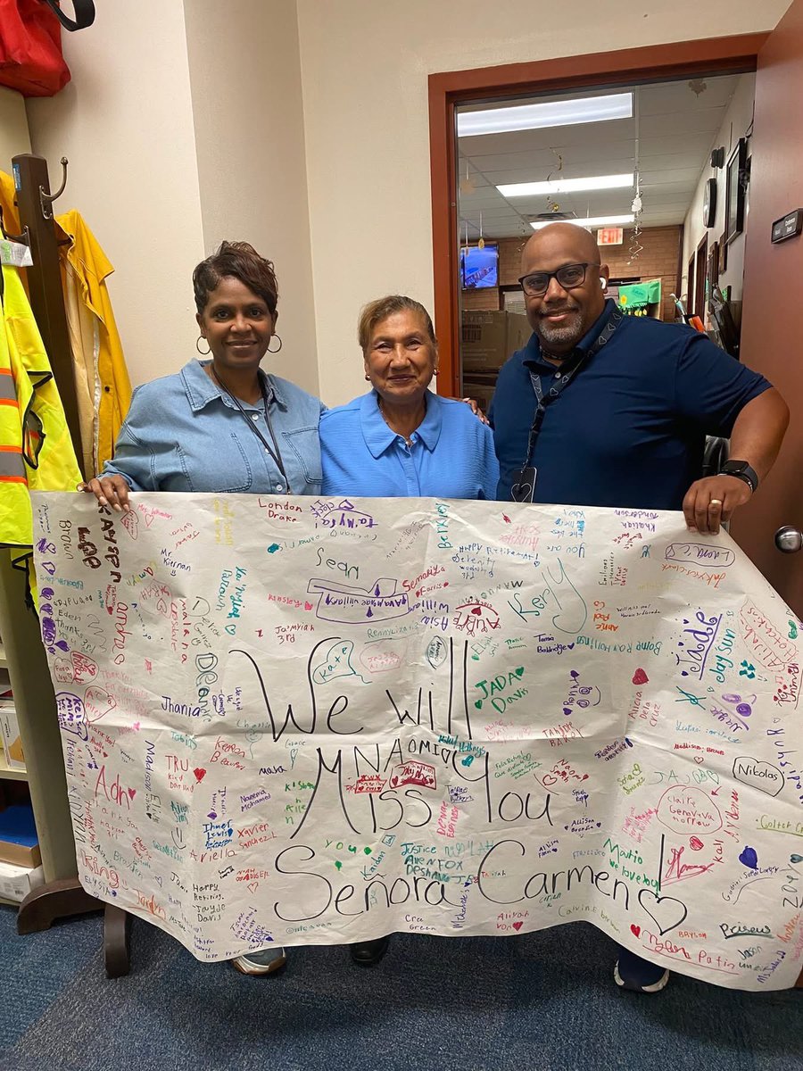 My Grandma officially retired from FWISD after 23 years of service!

Bendiciones, Mami! Disfrute su retiro!