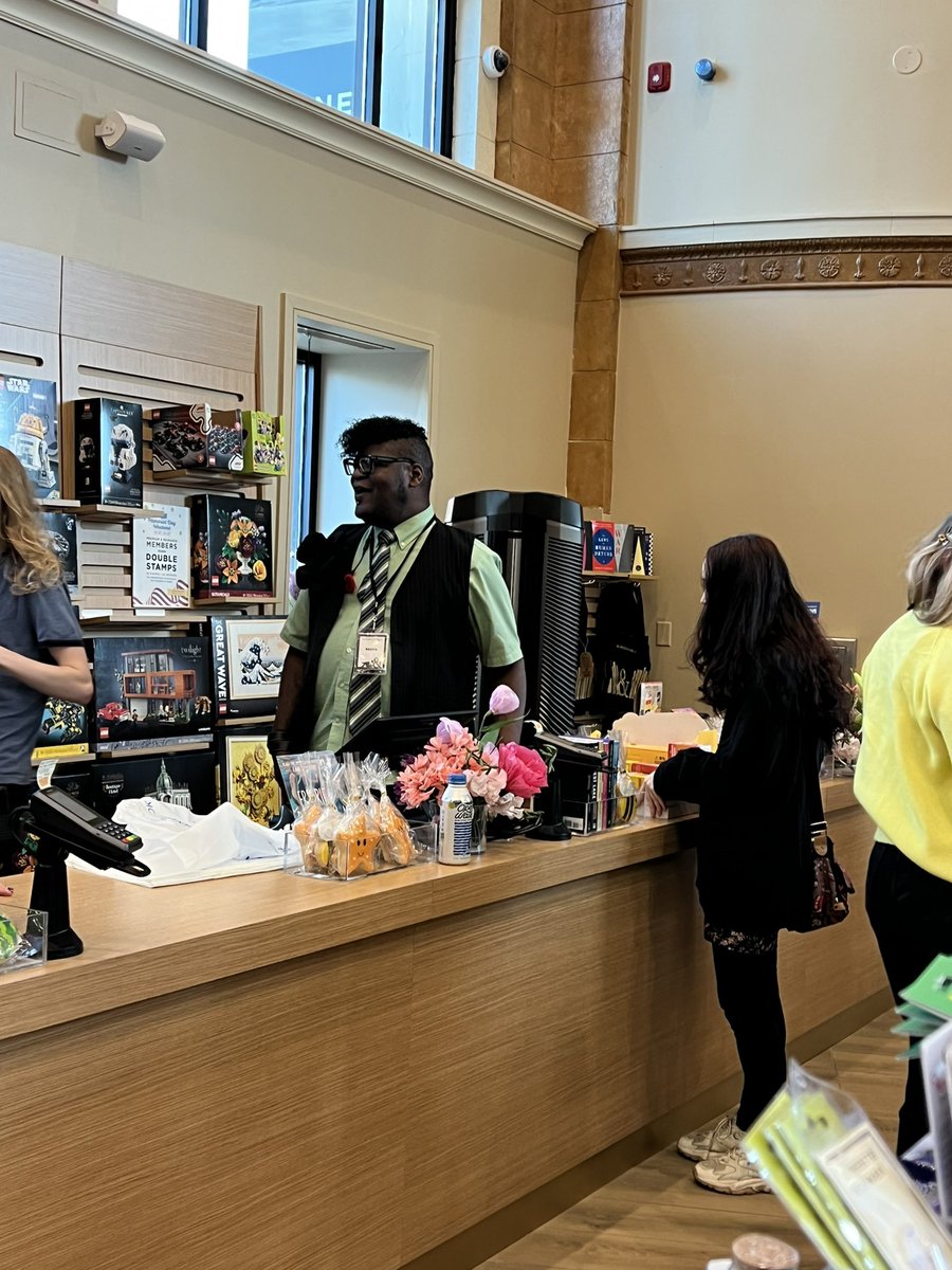 hi i’m your local wraith at your barnes &amp; noble waiting to ask if she can sign her books