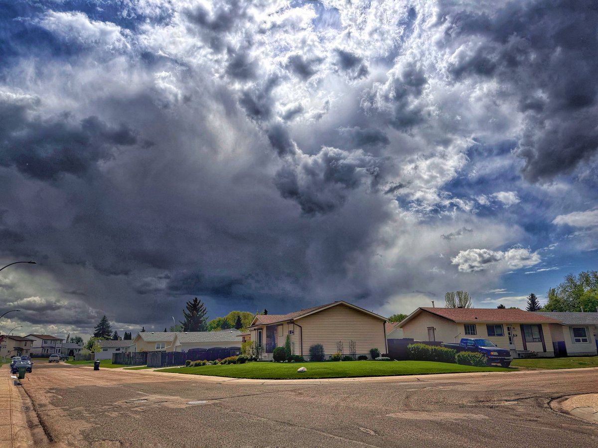 Interesting skies today

#yeg #edmonton #sky #clouds #spring #weather #yegwx
