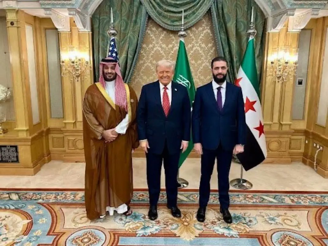 بعد القرار التاريخي الذي أعلن عنه ترامب في الرياض برفع العقوبات عن ⁧سوريا⁩ استجابةً لطلب ولي العهد 

رسميا: رفع العقوبات عن الرئيس السوري أحمد الشرع.