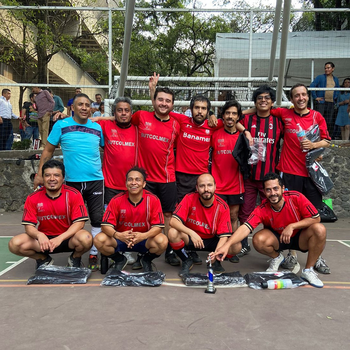 Felicitamos al equipo "Historia", conformado por estudiantes del <a href="/CEHColmex/">CEH Colmex</a>, el <a href="/CEAAColmex/">CEAA Colmex</a> y personal administrativo, por su victoria en el torneo de fútbol de El Colegio de México ⚽ 🏆
El trabajo en equipo, la dedicación y la pasión no solo se reflejan en sus actividades