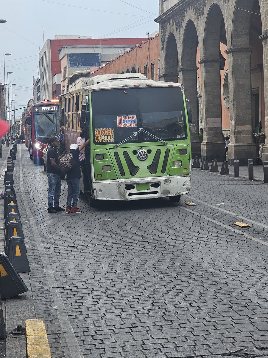 aleolmedomoon's tweet photo. @MetrobusCDMX @LaSEMOVI @AlcCuauhtemocMx el problema sigue en las calles República de Venezuela y Miguel , en la línea 4 del metrobus. Los camiones invaden el carril del metrobus y hacen paradas en las estaciones del metrobus. Los policías  de tránsito  en las esquinas platicando https://t.co/t0osvHuFzy