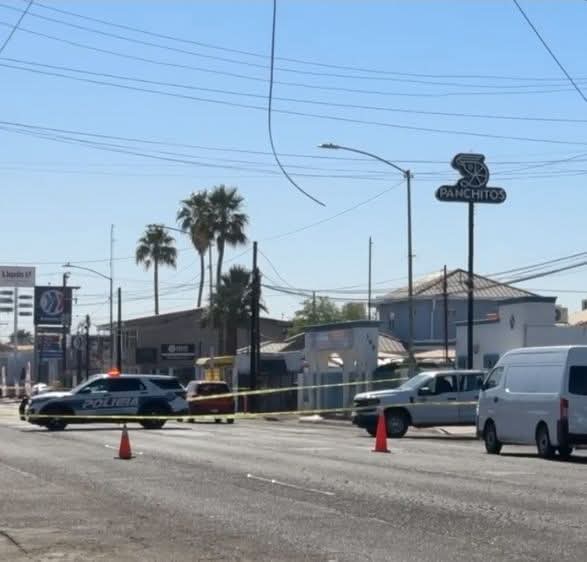 pelwchi's tweet photo. 🚨 Mira @MarinadelPilar
cómo está #Mexical y BC, alarmante la inseguridad‼️
Arrojan 𝗯𝗼𝗺𝗯𝗮 𝗺𝗼𝗹𝗼𝘁𝗼𝘃 en el Restaurante Panchitos, los propietarios lo niegan al explicar que se trata de un leve incidente eléctrico y las autoridades lo manejaron con mucha discreción, y luego anunciaron la detención de 4 personas.
¿Por qué será?
Cabe mencionar que ese restaurante le trae bonitos recuerdos a la Gobernadora Malandrina, ya que ahí amarró la candidatura a la alcaldía, en la cual estuvo solo 2 años y después pasó como gobernadora.
#RenunciaMarinaDelPilar
#EstadoFallido