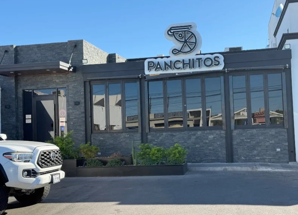 pelwchi's tweet photo. 🚨 Mira @MarinadelPilar
cómo está #Mexical y BC, alarmante la inseguridad‼️
Arrojan 𝗯𝗼𝗺𝗯𝗮 𝗺𝗼𝗹𝗼𝘁𝗼𝘃 en el Restaurante Panchitos, los propietarios lo niegan al explicar que se trata de un leve incidente eléctrico y las autoridades lo manejaron con mucha discreción, y luego anunciaron la detención de 4 personas.
¿Por qué será?
Cabe mencionar que ese restaurante le trae bonitos recuerdos a la Gobernadora Malandrina, ya que ahí amarró la candidatura a la alcaldía, en la cual estuvo solo 2 años y después pasó como gobernadora.
#RenunciaMarinaDelPilar
#EstadoFallido