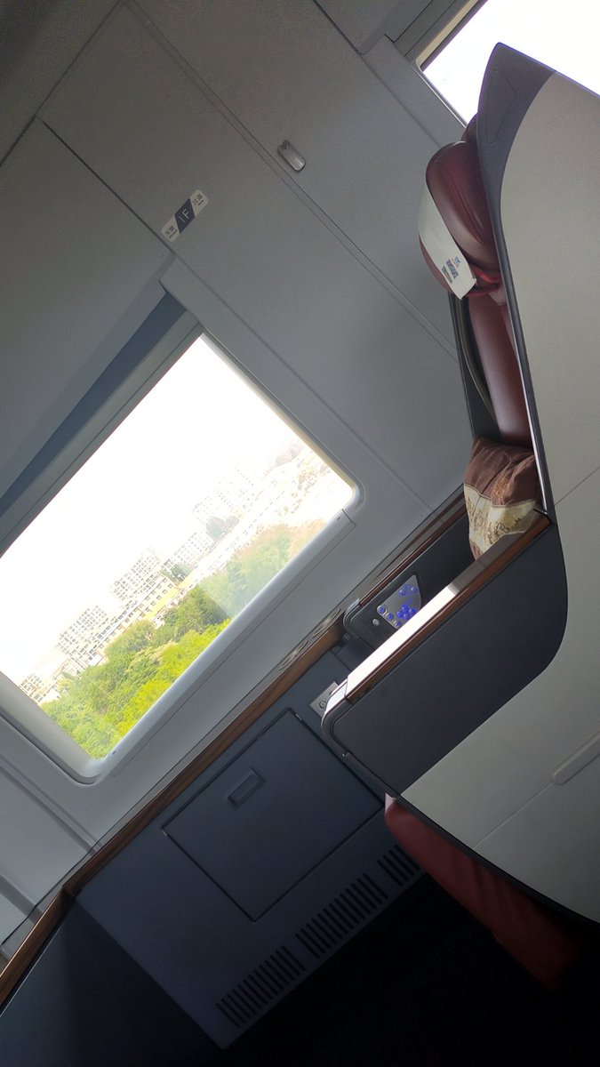 被好哥哥报销商务座出发了G204
如果有在车上的宝直接来找我送你一次美好的行车体验，商务舱一个人都没有哦。。。 https://t.co/tfELHkPzay