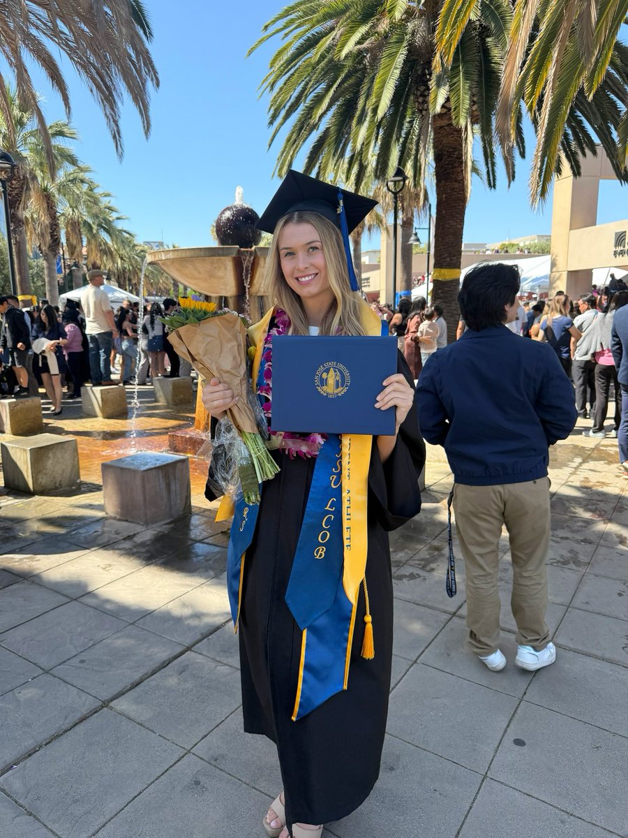 sjsuwsoc's tweet image. CONGRATS Taylor! 🎓🎉
Taylor is graduating Summa Cum Laude with a Bachelors Degree in Finance ✨
She now plans to move to New York City to start her career in consulting with Adobe ⚔️
#AllSpartans