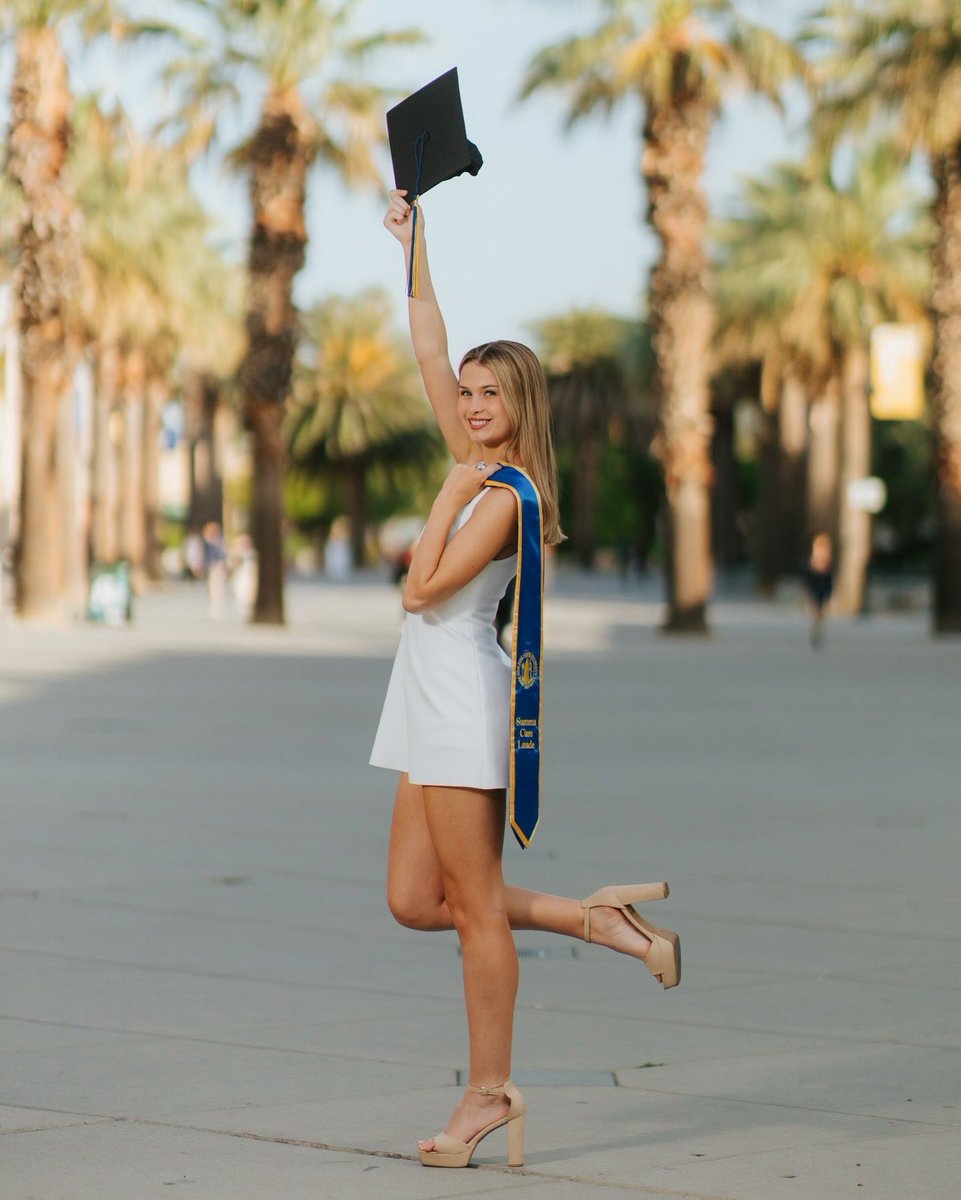 sjsuwsoc's tweet image. CONGRATS Taylor! 🎓🎉
Taylor is graduating Summa Cum Laude with a Bachelors Degree in Finance ✨
She now plans to move to New York City to start her career in consulting with Adobe ⚔️
#AllSpartans
