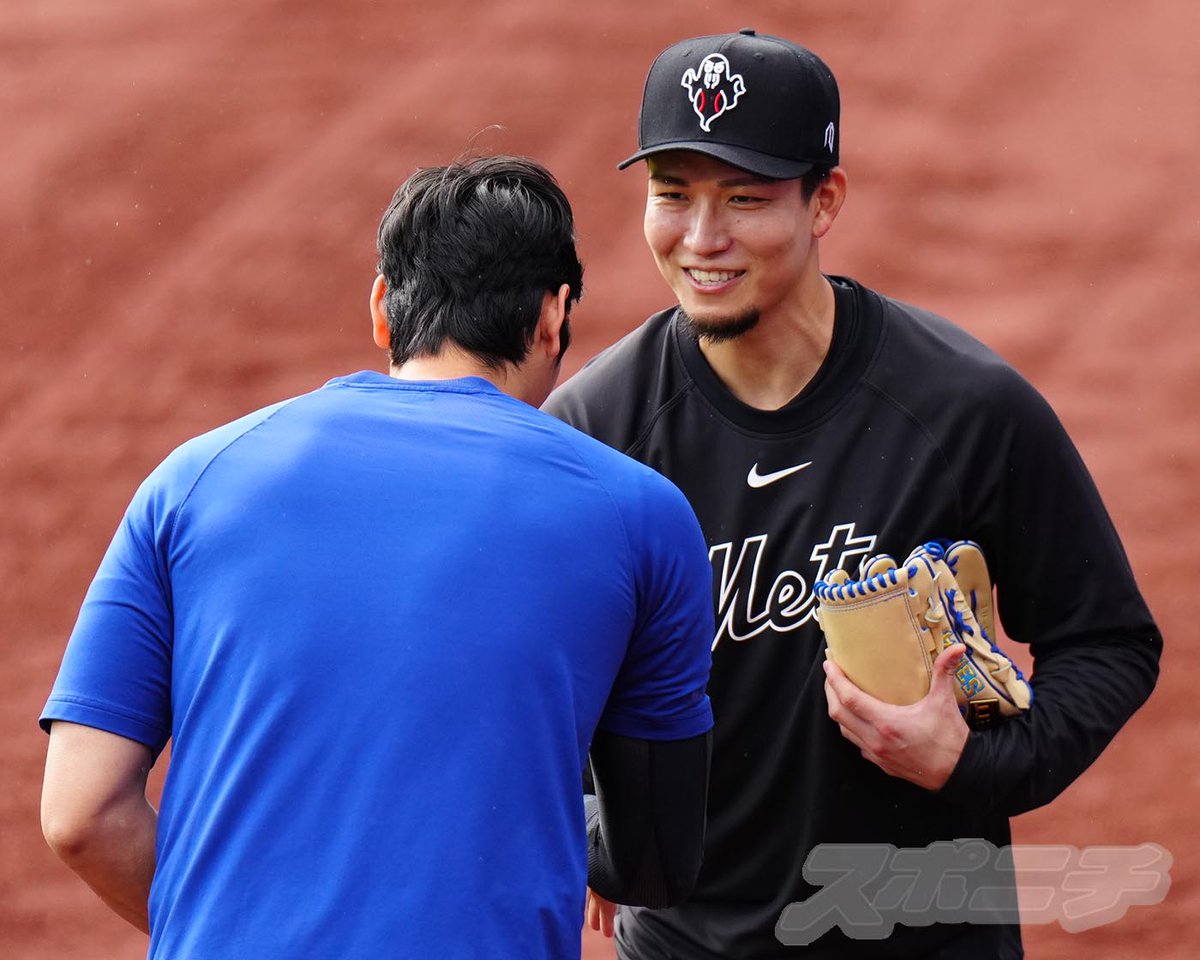 メッツ・ドジャース＞試合前、大谷選手と握手する千賀投手（撮影・木村