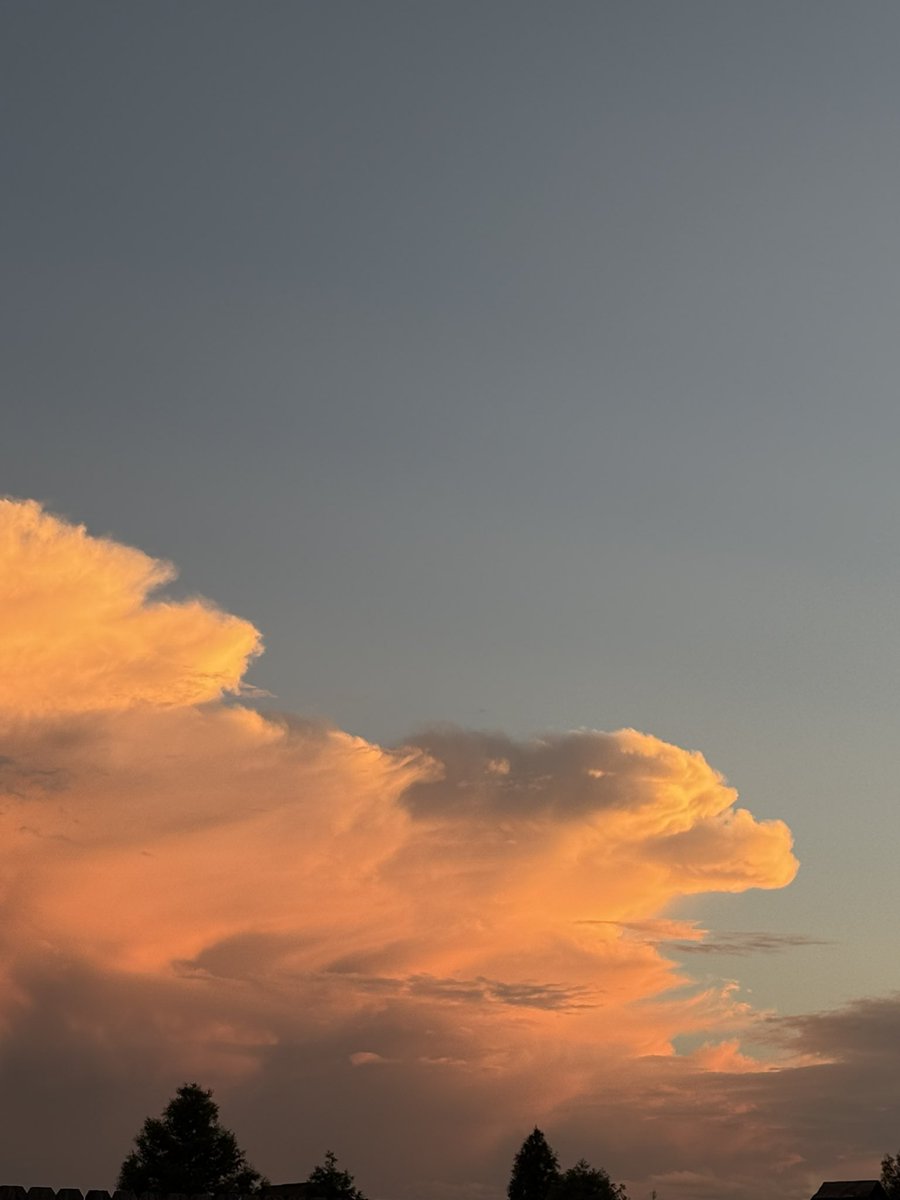 ajriansilva's tweet photo. @SteveWAFB some clouds in Prairieville tonight https://t.co/UAn2nGom1H