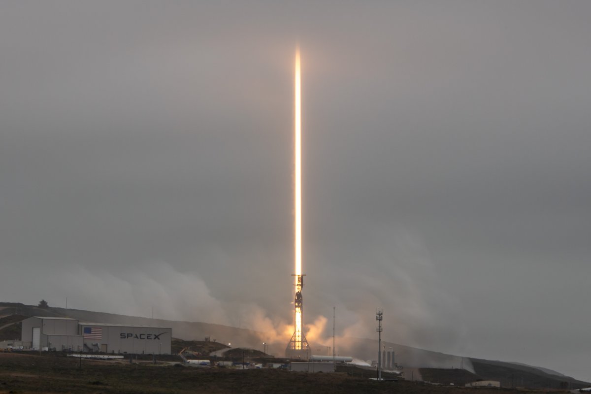 Falcon lifts off from pad 4E in California ahead of landing for the 450th time