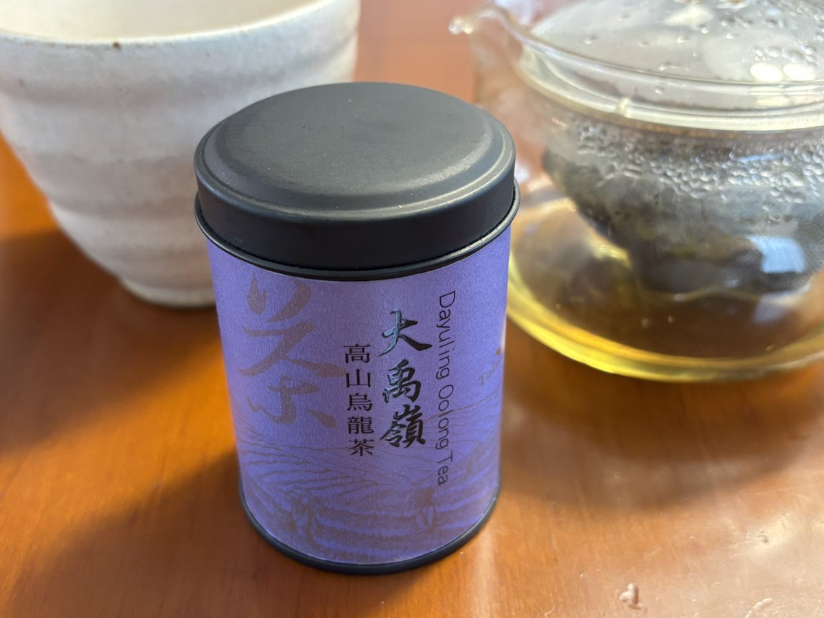 台湾で時間なくて空港でしか買えなかったけど、今回も高山烏龍茶をゲット。すっきり香り高くて美味。色々買って飲み比べしてみたい〜。