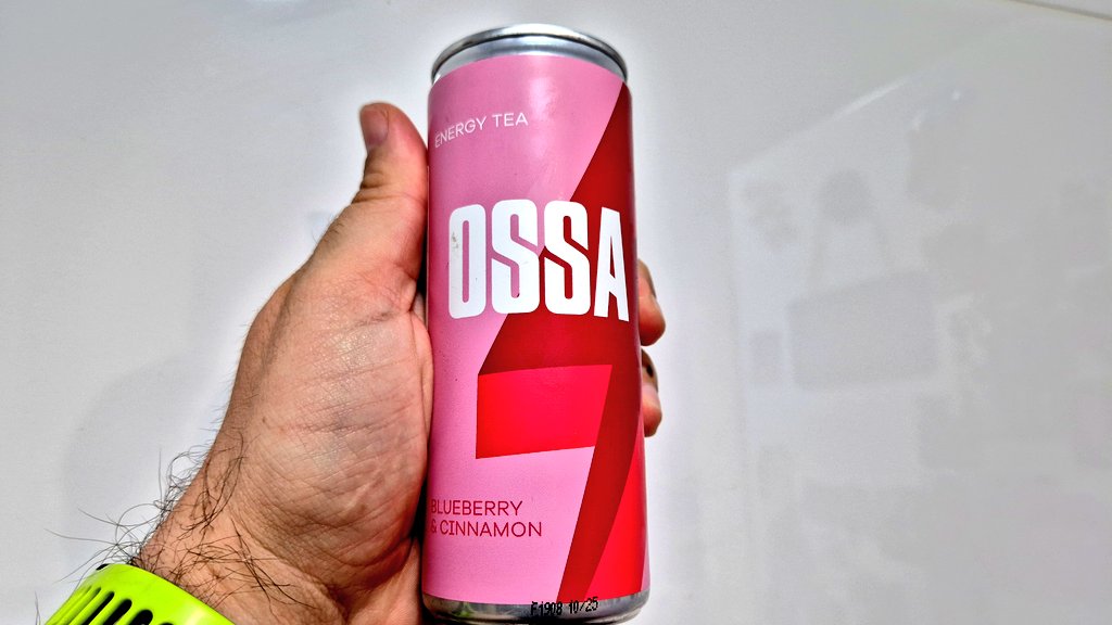 2️⃣0️⃣5️⃣
🥤 Nombre: Blueberry &amp; Cinnamon
©️ Marca: Ossa
👅 Sabor: Frambuesa
🎨 Color: Marrón
💨 Gas: Si
⬛ Formato: 25cl
🔥 Energía: 12kcal/100ml
🧐 Análisis: Otra decepción. Literalmente sabe a agua con gas y un ligerísimo toque de frutas de bosque. Rarísimo.
🤓 Rating: 3/10