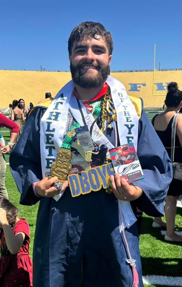 Congrats <a href="/CruzGraham52/">Cruz Graham</a> on graduation! Peep the gold around his neck! 🥇#HawaiiTikiBowl🌴🏈