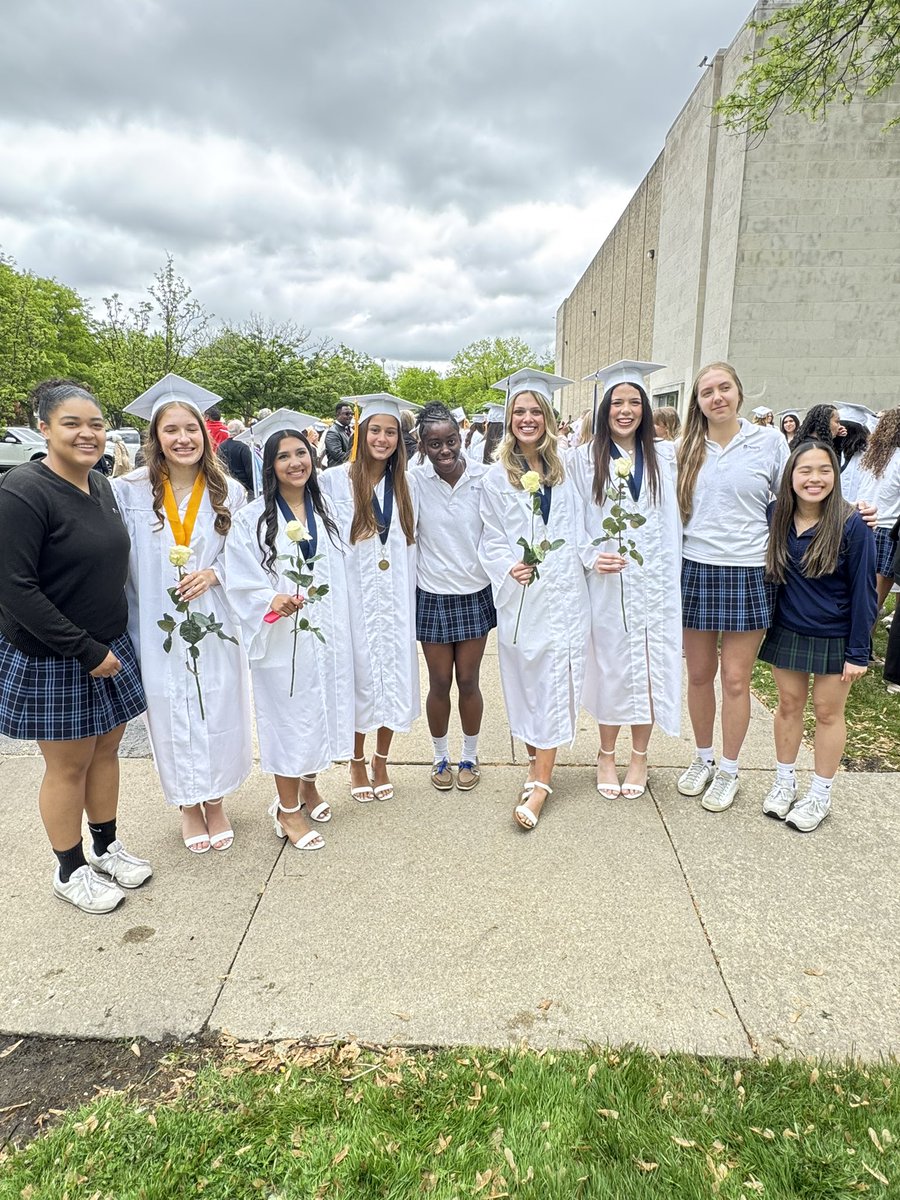 THEY DID IT🎓

The sisterhood continues no matter how far they go and what life throws at them. Trinity is always home.

Sad to see them go but so proud of what they’ve left behind and all they’ll accomplish in the future 💙🤍

When you can get all your families in one photo on