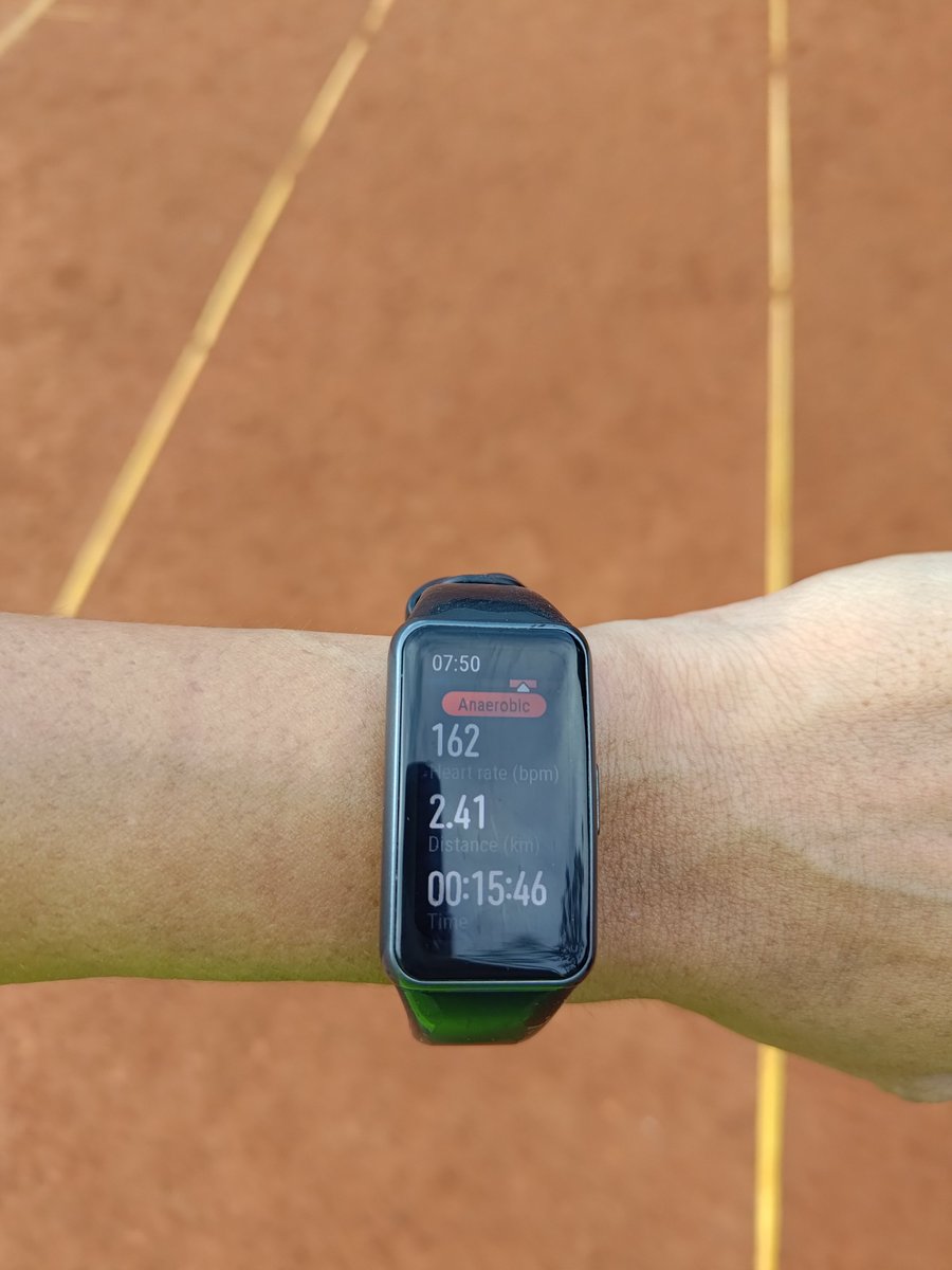 tadi yakin sempat ada ngehang watch-nya ngga counting 200m-an.. jadi sepertinya hampir masuk under 00:15 .. hehe.. yang penting lutut sudah tidak syakit lagi LEeee.. tinggal dada mulai sesak wehh..