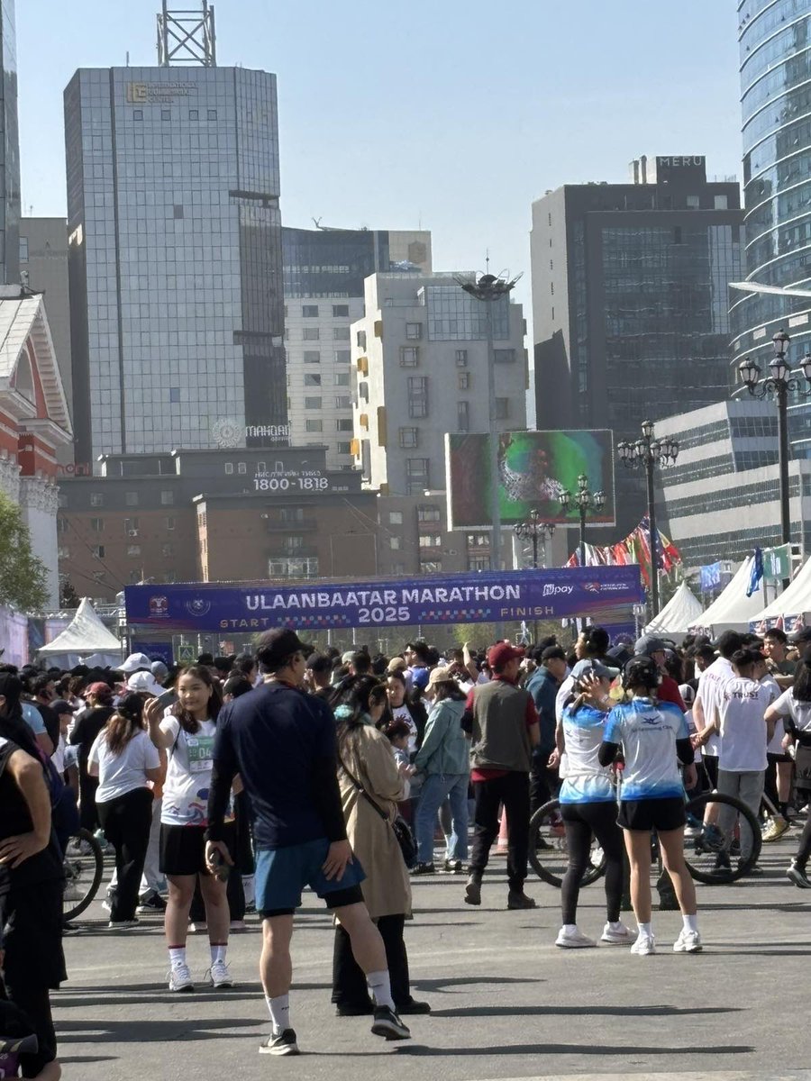 Олон улсын “Улаанбаатар марафон”-ы 10 жилийн ой баярын мэнд хүргэе. Энэ марафон гараанаасаа л супер эхэлсэн ажлуудын маань нэг.
Миний хайртай зээ охин минь тэгэхэд 6 настай бсан, одоо ийм том болчихсон, цаг хугацаа ч нисэх юмаа!