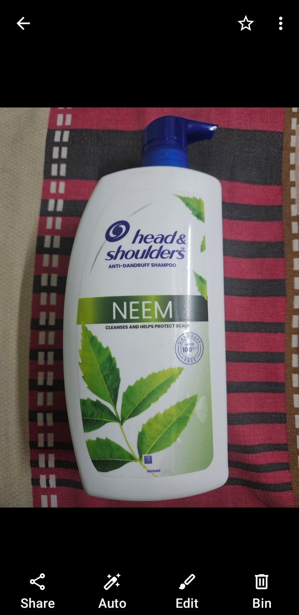 ranjanmimt's tweet photo. @ProcterGamble can u please confirm that attached images of head and shoulders shampoo bottle is fake or genuine ,i have purchased it from flipkart but batch number and date of manufacturing is not mentioned on bottle https://t.co/i7E1qK4aUX