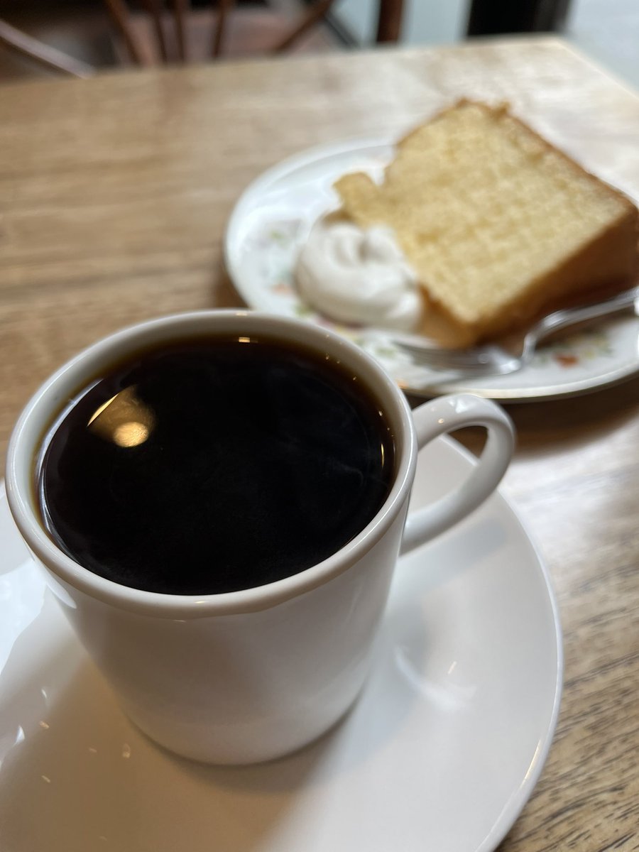 SoyKYa3's tweet photo. コロンビアスプレモ
レモンのシフォンケーキ

コーヒーも
ケーキも
お水も美味しい

そして、そして、あの空間と
お店の方の声が好き

#転かずキャス
#幸せのお裾分け
#コーヒー
#ヴェルデ
#恵比寿 https://t.co/svzwfOnsfo