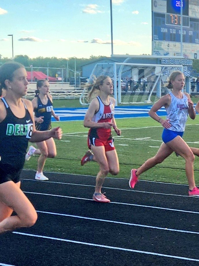 Congratulations to Ella Rhoades placing 4th in the 3200M qualifying for Regionals next week in Lexington!