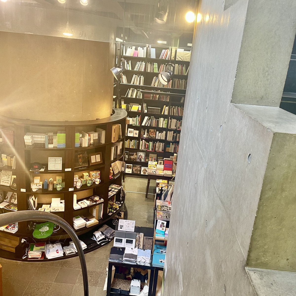 mari___dokusho's tweet photo. 先日は #onsundays さんへ書店巡り📚✨
地下に降りると壁一面に 本!本!本!!!!!!!!!!
とても素敵な空間が広がってた〜😍📔🤍
写真集や美術書などが置いてあり、時間がゆっくりと過ぎていく感覚があって新鮮でした🌱🫧
次に行った時にはCafeスペースで読書時間を過ごしたいなっ🧸📖´-
📸撮影許可済み https://t.co/pQZfQ9U1Um