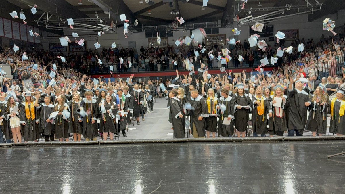 barrydlee1's tweet image. That’s a wrap @CaseyCoSchools ! 🎓 The Graduation Class of 2025 has officially crossed the stage, &amp;amp; another school year has come to a close.
Here’s to growth, learning, &amp;amp; new beginnings.
Thank you, &amp;amp; God bless! 🙏💙
#ClassOf2025 #CaseyCountyPride #smalltownlife #ThankYouTeachers