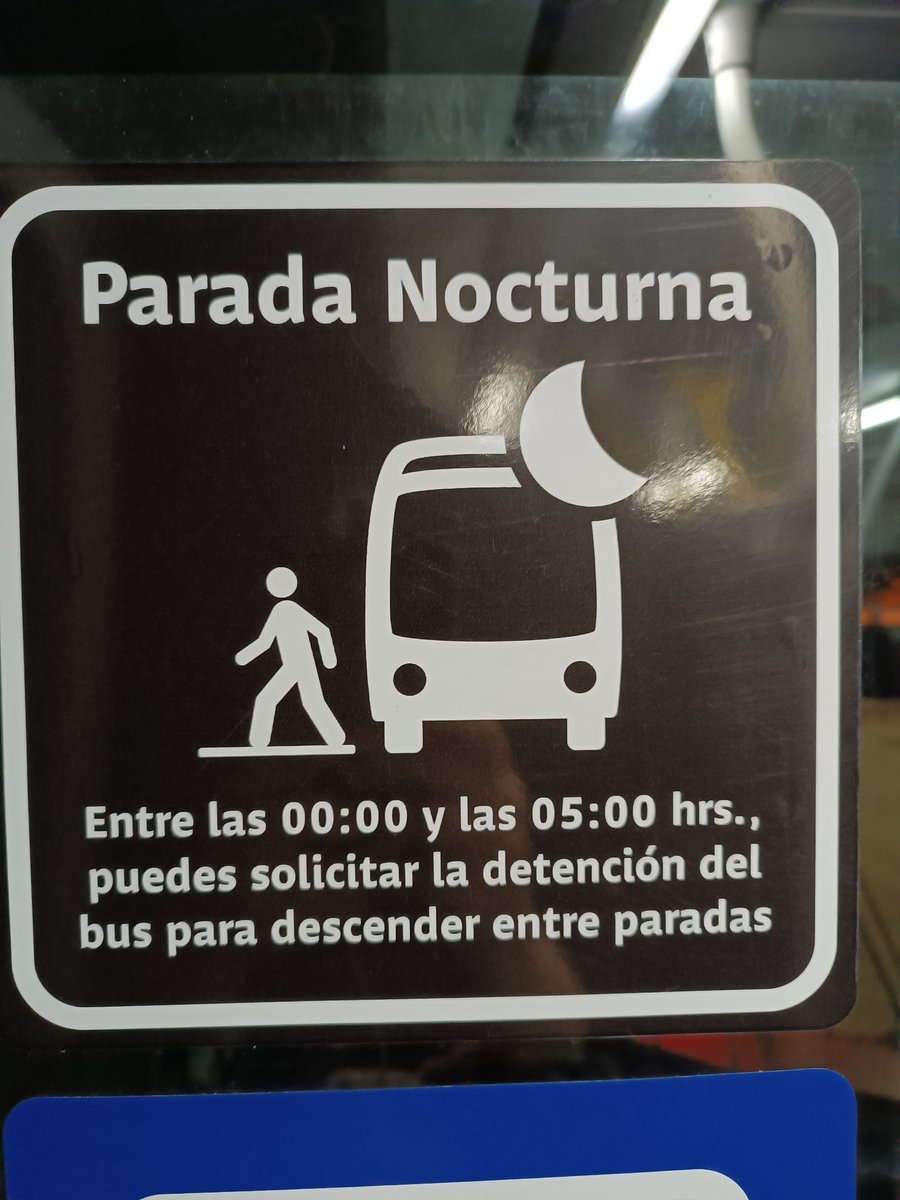 Hikane3's tweet photo. No sabía que la micro tenian permitido detenerse entre paradas despues de las 00:00hrs., es una gran idea sobre todo lo peligro que esta la calle en estos momentos.
Pero la pregunta va en que si los choferes lo harán si uno se los pide?? https://t.co/vvgNLabya7