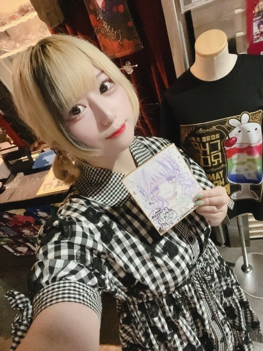tsuki_nxo's tweet photo. #CHARONオンリー２ 設営完了しましたー！ゲストスペースとして11時からの物販参加もさせていただきます✧︎*｡٩(ˊωˋ*)و✧︎*｡
色紙あります！🙏💜 https://t.co/HuUUfGWeFq