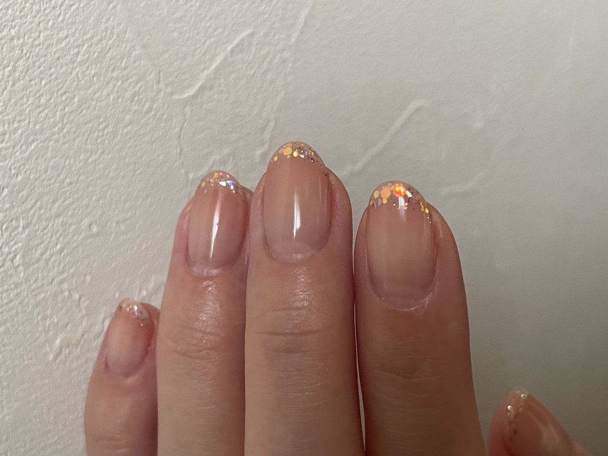 シンプルネイル💅うっすらグラデに火花？のように発光する安いのに使えるラメ👌

#セルフネイル #オフィスネイル