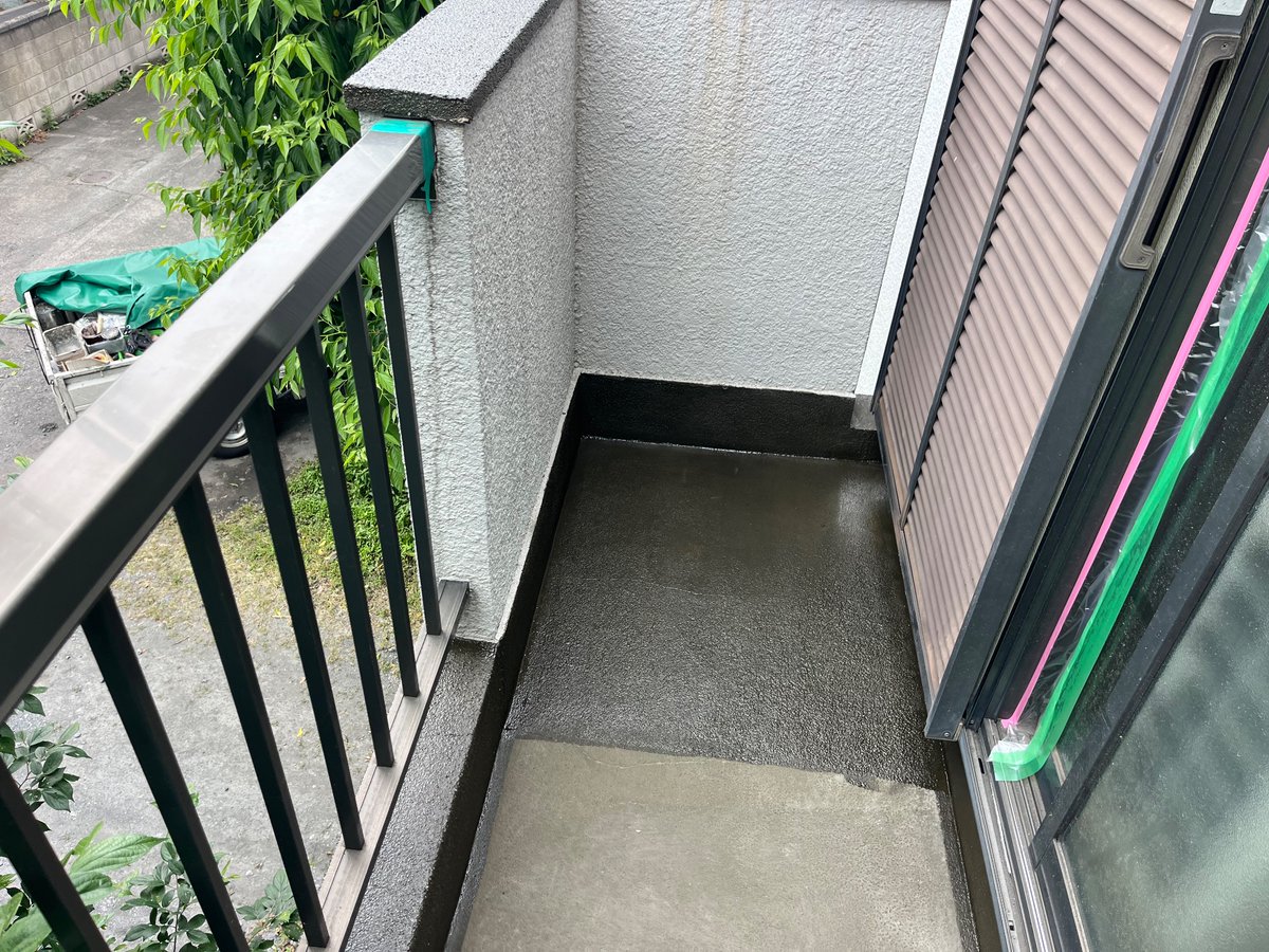 oonaripenki's tweet photo. お疲れ様です。
大成塗装です♪
本日はアパート室内塗装とベランダの防水工事をしておりますw本日夜雨予報な為プライマーのみ塗装して水が浸透しないようにします。昨日久々に足場を組んだせいか身体が痛いです(;´д｀) 本日も御安全に‼️ #川口市　#塗装屋　#アパート室内改修工事 https://t.co/ihB9pQo9la