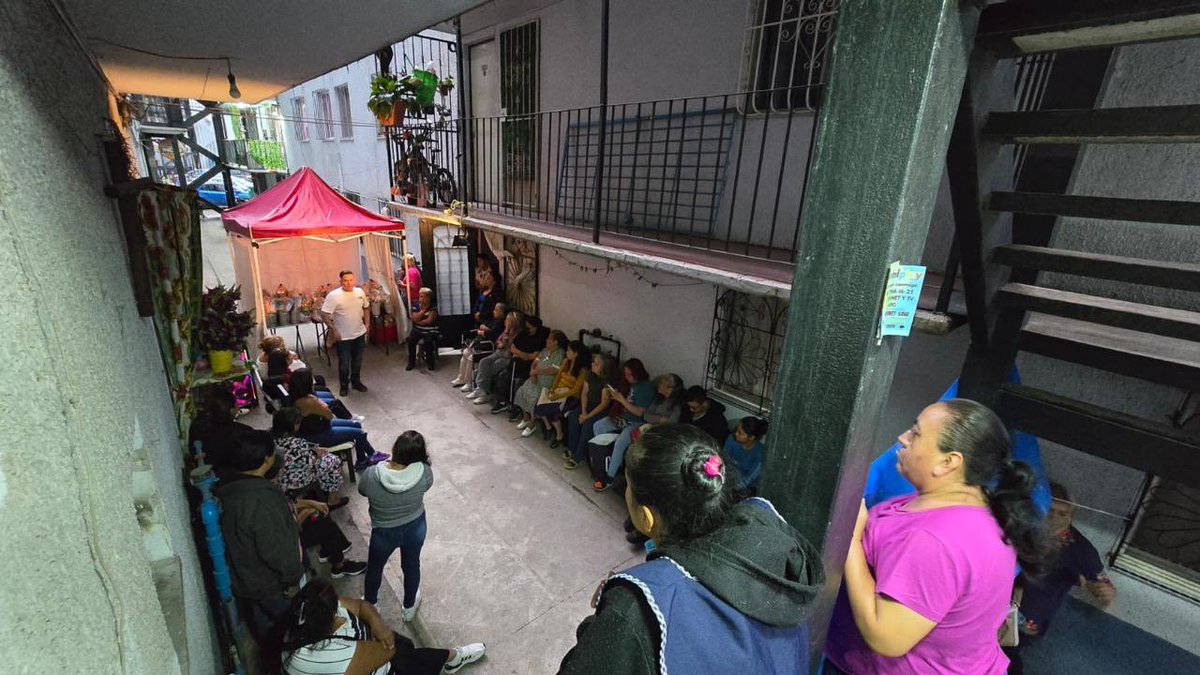 venaderoizt's tweet photo. Hoy entregamos apoyos alimentarios a vecin@s de distintas colonias de #Iztacalco; quiero agradecer el apoyo que nos brinda nuestra amiga y compañera Diputada @peraltarbk 

#AmorPorLaCiudad #VenaderoConcejal #VamosAhora 🫶🏼🫶🏼 https://t.co/bRYlONi6FH