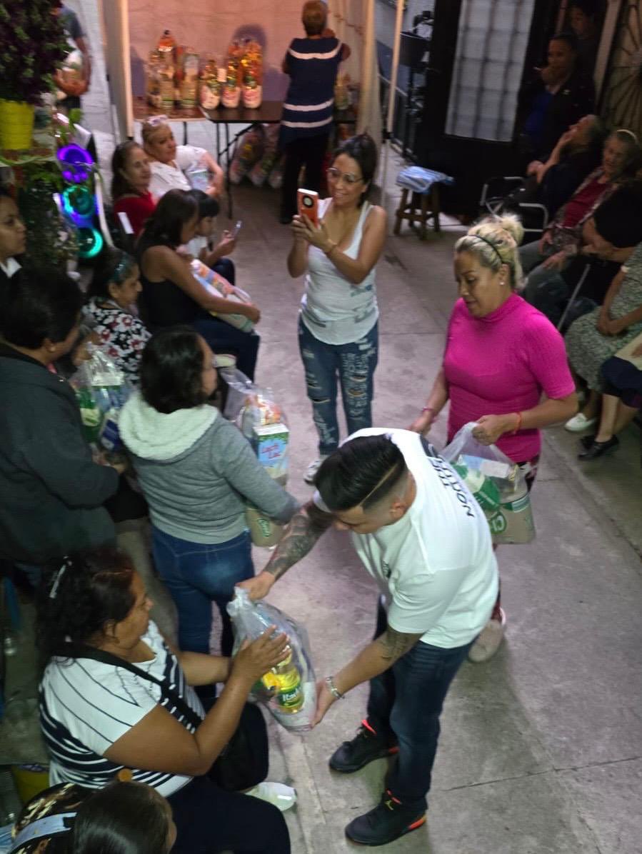 venaderoizt's tweet photo. Hoy entregamos apoyos alimentarios a vecin@s de distintas colonias de #Iztacalco; quiero agradecer el apoyo que nos brinda nuestra amiga y compañera Diputada @peraltarbk 

#AmorPorLaCiudad #VenaderoConcejal #VamosAhora 🫶🏼🫶🏼 https://t.co/bRYlONi6FH